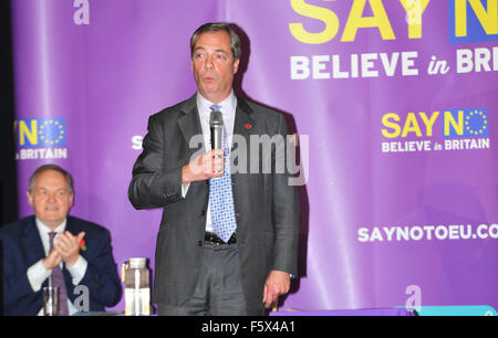 Gloucester, Royaume-Uni. 09Th Nov, 2015. Nigel Farage s'exprimant lors de la Dire non à l'Europe rassemblement à GL1, Gloucester, Royaume-Uni Crédit : Jules annan/Alamy Live News Banque D'Images