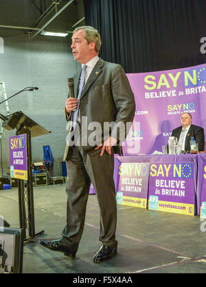 Gloucester, Royaume-Uni. 09Th Nov, 2015. Nigel Farage s'exprimant lors de la Dire non à l'Europe rassemblement à GL1, Gloucester, Royaume-Uni Crédit : Jules annan/Alamy Live News Banque D'Images