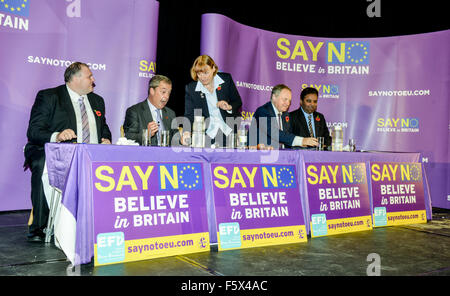 Gloucester, Royaume-Uni. 09Th Nov, 2015. Nigel Farage s'exprimant lors de la Dire non à l'Europe rassemblement à GL1, Gloucester, Royaume-Uni Crédit : Jules annan/Alamy Live News Banque D'Images