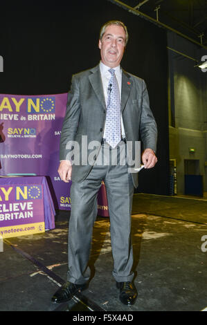 Gloucester, Royaume-Uni. 09Th Nov, 2015. Nigel Farage s'exprimant lors de la Dire non à l'Europe rassemblement à GL1, Gloucester, Royaume-Uni Crédit : Jules annan/Alamy Live News Banque D'Images