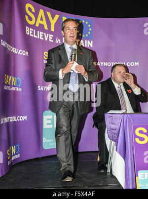 Gloucester, Royaume-Uni. 09Th Nov, 2015. Nigel Farage s'exprimant lors de la Dire non à l'Europe rassemblement à GL1, Gloucester, Royaume-Uni Crédit : Jules annan/Alamy Live News Banque D'Images