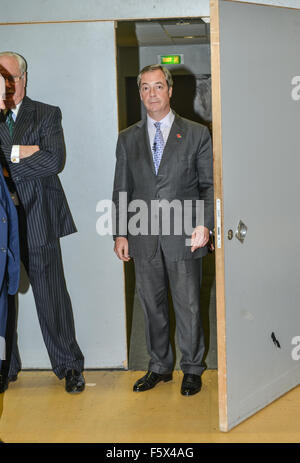 Gloucester, Royaume-Uni. 09Th Nov, 2015. Nigel Farage s'exprimant lors de la Dire non à l'Europe rassemblement à GL1, Gloucester, Royaume-Uni Crédit : Jules annan/Alamy Live News Banque D'Images