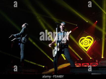 Denver, Colorado, États-Unis. 2e Nov, 2015. All Time Low le guitariste Jack Barakat, gauche, et chanteur Alex GASKARTH, droite, effectuer à la foule lors de la 1ère. Centre de la banque lundi soir. All Time Low est partie de l'arrière à l'avenir Coeur d'. © Hector Acevedo/ZUMA/Alamy Fil Live News Banque D'Images