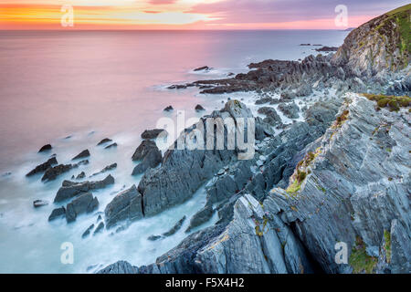 Le solstice d'aube sur la bouche de Bennett, Mortehoe, North Devon, Angleterre, Royaume-Uni, Europe. Banque D'Images