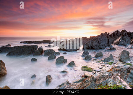 Le solstice d'aube sur la bouche de Bennett, Mortehoe, North Devon, Angleterre, Royaume-Uni, Europe. Banque D'Images