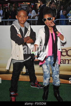 LOS ANGELES, CA - 5 avril 2010 : Jaden Smith et Willow Smith (les enfants de Will Smith et Jada Pinkett Smith) à la première de 'The perfect Game' du Grove, à Los Angeles. Banque D'Images