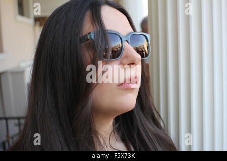 Femme grecque avec des lunettes fixant l'appareil photo Banque D'Images