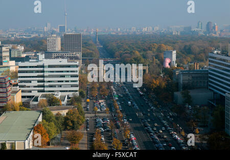 Skyline sie von Berlin mit dem Fernsehturm, Brandenburger Tor, Siegessaeule und dem Tiergarten, Berlin. Banque D'Images