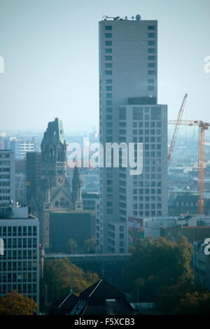 Sie der Skyline von Berlin City West u.a. mit dem und dder Gedachtniskirche Zoofenster Hochhaus, Berlin-Charlottenburg. Banque D'Images