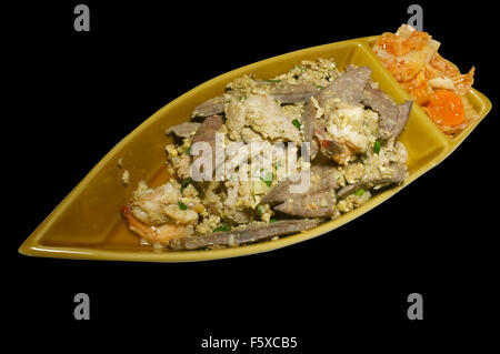 Steak de viande mixte avec plateau forme bateau de Kimchi Banque D'Images