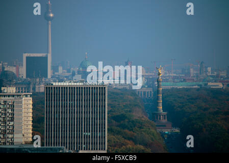 Skyline sie von Berlin mit dem Fernsehturm, Roten Rathaus, Brandenburger Tor, Siegessaeule und dem Tiergarten, Berlin-Charlotten Banque D'Images