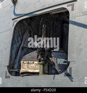 Mitrailleuse FN MAG sur l'hélicoptère CH-47 Chinook au Dubai Air Show 2015 à DUBAÏ, ÉMIRATS ARABES UNIS Banque D'Images