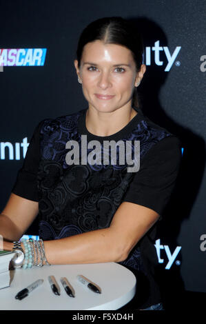 Pilote de course Danica Patrick, signe des autographes à la course NASCAR Série Eurosport France au studio d' Eurosport France : Danica Patrick Où : Chicago, Illinois, United States Quand : 17 Oct 2015 Banque D'Images