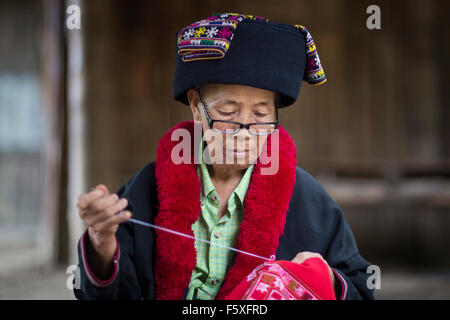 Une femme le tricot à Chiang Mai, dans le Nord de la Thaïlande Banque D'Images