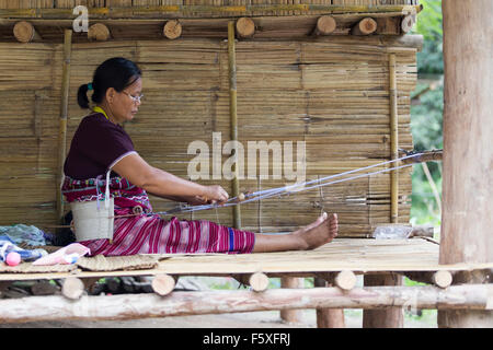 Une Femme tissant dans Chiang Mai, Thaïlande du Nord Banque D'Images