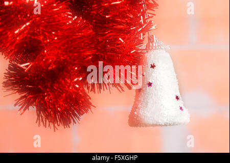 Snowy Christmas bauble hanging on red branch avec effet de rêve Banque D'Images