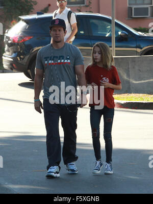 Mark Wahlberg et sa fille Ella Rae Wahlberg pick up roses rouges à Ralphs marché dans Beverly Hills avec : Mark Wahlberg, Ella Rae Wahlberg Où : Los Angeles, California, United States Quand : 18 Oct 2015 Banque D'Images