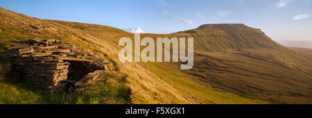 Image panoramique de couture Ingleborough Hill, shot de Simon est tombé près de Chapel-Le-Dale, Yorkshire Dales, North Yorkshire, UK Banque D'Images