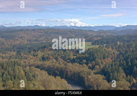 Mt. Le capot et les changements saisonniers de Jonsrud Viewpoint Sandy Oregon. Banque D'Images