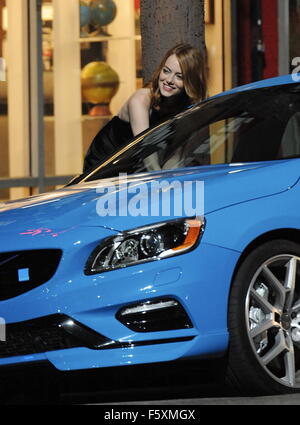 Emma Stone et Ryan Gosling tenir la main pendant le tournage d'une scène de nuit tôt le matin sur l'ensemble de "La La Land", en ce moment en tournage à Hollywood avec : Emma Stone Où : Los Angeles, California, United States Quand : 19 Oct 2015 Banque D'Images