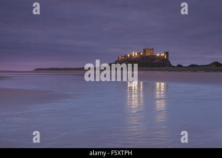 Château de Bamburgh à partir de la plage de Bamburgh, Northumberland, Angleterre Banque D'Images