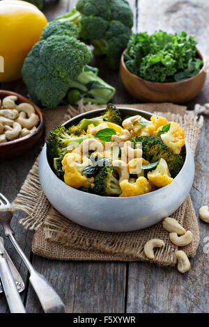 Curry de légumes avec le brocoli, chou-fleur, chou frisé de cajou Banque D'Images