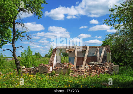 Ruines de la maison de brique jetée. Banque D'Images