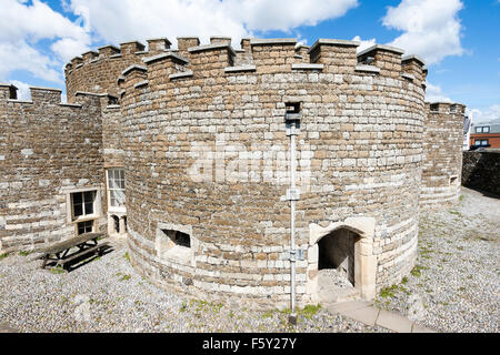 L'Angleterre, l'affaire Château Tudor médiévale, construit en forme d'une rose. Donjon de pierre principal vu de murs extérieurs, 'Le Tour'. Le bleu ciel nuageux. Banque D'Images
