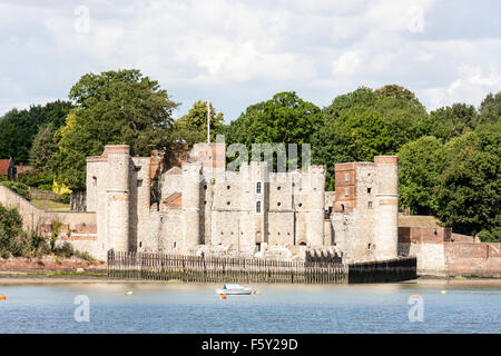 L'Angleterre, Rochester, Upnore château. Fort d'artillerie de l'époque élisabéthaine sur les bords de la rivière Medway, vu à partir de la rive opposée. Banque D'Images