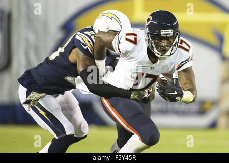 San Diego, CA, USA. Nov 9, 2015. 9 novembre 2015 : Chicago Bears wide receiver Alshon Jeffery (17) tente de se libérer de San Diego Chargers receveur Keenan Allen (13) dans le jeu entre les ours de Chicago et San Diego Chargers, Qualcomm Stadium, San Diego, CA. Photographe : Peter Renner and Co/ ZUMA Service Fil Crédit : Peter Renner and Co/ZUMA/Alamy Fil Live News Banque D'Images