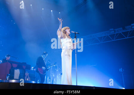 Florence et la machine en live sur scène à Alexandra Palace comprend : Florence Welch, Florence  + the Machine Où : London, Royaume-Uni Quand : 21 Oct 2015 Banque D'Images