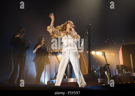 Florence et la machine en live sur scène à Alexandra Palace comprend : Florence Welch, Florence  + the Machine Où : London, Royaume-Uni Quand : 21 Oct 2015 Banque D'Images