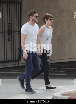 Les 4 Fantastiques 2 étoiles Kate Mara et petit ami Jamie Bell s'empare d'un repas rapide à Stamp bons aliments à Los Feliz après une nuit de fête à l'Emmy. Avec : Kate Mara, Jamie Bell Où : Los Angeles, California, United States Quand : 21 Oct 2015 Banque D'Images