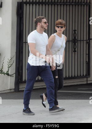 Les 4 Fantastiques 2 étoiles Kate Mara et petit ami Jamie Bell s'empare d'un repas rapide à Stamp bons aliments à Los Feliz après une nuit de fête à l'Emmy. Avec : Kate Mara, Jamie Bell Où : Los Angeles, California, United States Quand : 21 Oct 2015 Banque D'Images