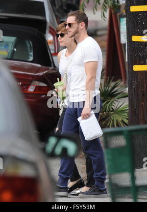 Les 4 Fantastiques 2 étoiles Kate Mara et petit ami Jamie Bell s'empare d'un repas rapide à Stamp bons aliments à Los Feliz après une nuit de fête à l'Emmy. Avec : Kate Mara, Jamie Bell Où : Los Angeles, California, United States Quand : 21 Oct 2015 Banque D'Images