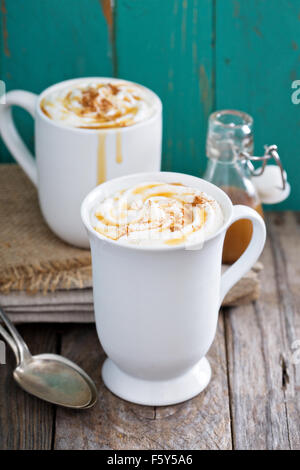 Boire du café caramel chaud avec de la crème fouettée Banque D'Images