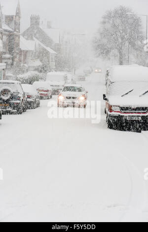 Rue Anglais à Ramsgate. Tempête de neige lourde avec chute de neige et les voitures roulant avec leurs lumières sur le long de rue couverte de neige, d'une faible visibilité. Banque D'Images