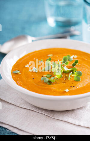 Soupe de carottes au curry avec de la crème et fines herbes Banque D'Images