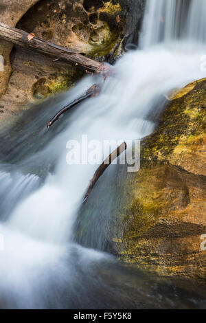 Cascade, longue exposition, dans la région supérieure de parc d'État de Kent Falls dans l'ouest de New York. Banque D'Images