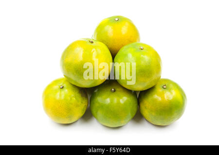 La mandarine verte fraîche isolé sur fond blanc. Banque D'Images