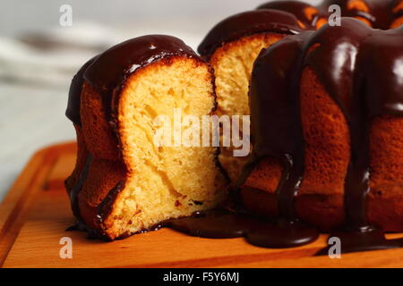 Gâteau bundt avec lustre de chocolat Banque D'Images