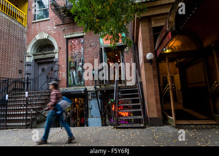 New York, NY 6 Nov 2015 - Trash et vaudeville sur St Mark's Place dans l'East Village ©Stacy Walsh Rosenstock/Alamy Banque D'Images