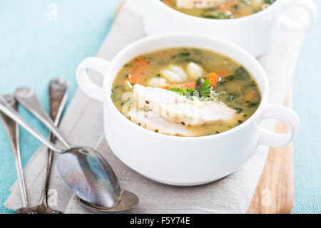 Soupe de poulet aux légumes gnocchi dans de petits bols Banque D'Images