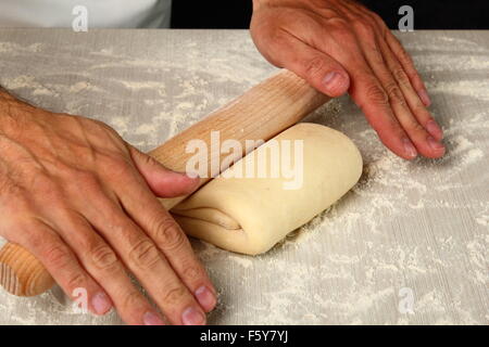 Faire de la pâte feuilletée. La pâte de roulement en rectangle. L'étape suivante. Banque D'Images