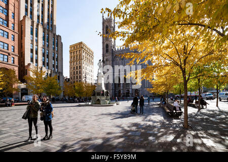 Statue à la place d'armes et Notre Dame en face de la Basilique Notre-Dame de Montréal, Canada. Banque D'Images