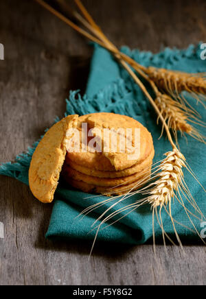 Céréales croustillantes des cookies sur table en bois rustique Banque D'Images