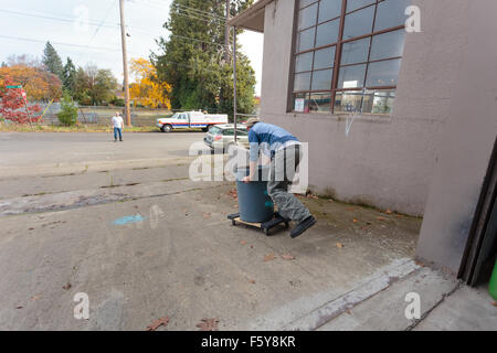 EUGENE, OR - 4 novembre, 2015 : Brasserie co-propriétaire Wes Gunderson rides le godet vers le bas dolly mash le quai de chargement au démarrage c Banque D'Images