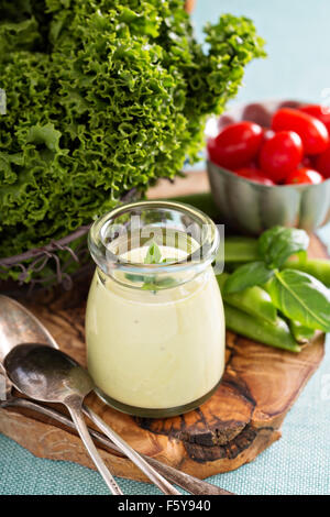 Sauce crémeuse à l'avocat végétalien ou salade Banque D'Images