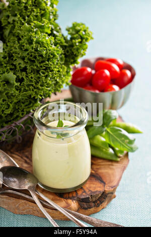 Sauce crémeuse à l'avocat végétalien ou salade Banque D'Images