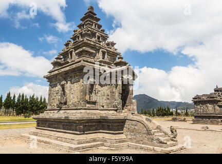 Dans le temple d'Arjuna Dieng Plateau près de Wonosobo, dans le centre de Java, en Indonésie. Ces temples hindous sont connus comme étant parmi les ol Banque D'Images